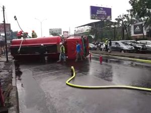 Truk Tangki BBM Terguling di Bandung, 2 Penumpang Selamat Truk Tangki BBM Terguling di Bandung, 2 Penumpang Selamat