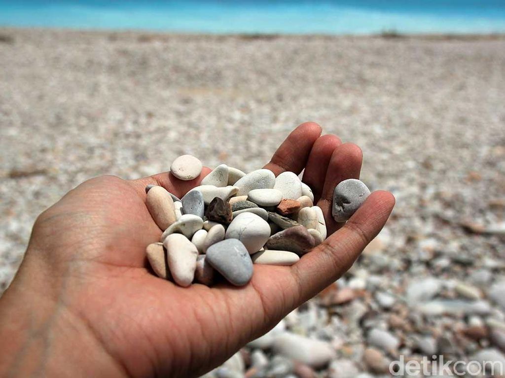 Bukan Pasir, Pantai Cantik di Kupang Ini Isinya Batu