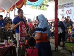 Sandiaga Peringati Hari Ibu di Ponorogo, Beri Emak-emak Syal