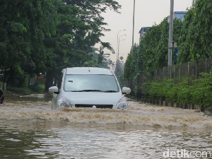 Cara Aman Menerjang Banjir dengan Mobil