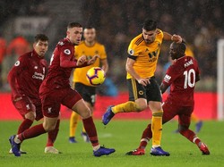 Wolves kesulitan masuk ke pertahanan Liverpool. Duel-duel di lini tengah pun tak terhindarkan. (Foto: Richard Heathcote/Getty Images)