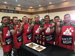 So Sweet! Anggota TNI Masak Sekaligus Suapi Sang Istri di Hari Ibu