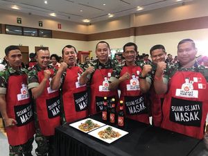 So Sweet! Anggota TNI Masak Sekaligus Suapi Sang Istri di Hari Ibu So Sweet! Anggota TNI Masak Sekaligus Suapi Sang Istri di Hari Ibu