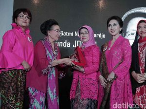 Ibunda Jokowi Terima Penghargaan Perempuan Tangguh