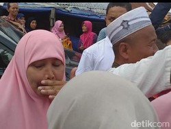 Emak-emak Menangis Teriak Minta Sandiaga Mampir Temui Pendukung