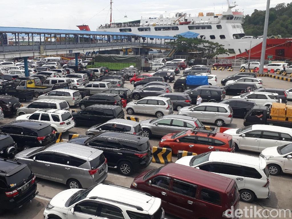 Libur Natal, 10 Ribu Kendaraan Menyeberang dari Pelabuhan Merak Libur Natal, 10 Ribu Kendaraan Menyeberang dari Pelabuhan Merak