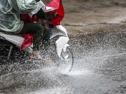 Cara Ngerem Motor di Jalan Basah Biar Nggak Jatuh