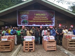 Pakai Topi Sinterklas, Kodim Mimika Berbagi Kasih Natal dengan Warga