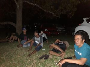 Gelombang Tinggi di Anyer-Carita, Air Laut Menerjang Hingga ke Jalan Gelombang Tinggi di Anyer-Carita, Air Laut Menerjang Hingga ke Jalan
