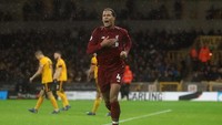 Disebut-sebut sebagai bek tengah terbaik di musim ini. Virgil van Dijk begitu digaet dari Southampton pada Januari tahun lalu seharga 75 juta pound, dan telah membuktikan harga transfernya tidak keliru. Foto: David Ramos/Getty Images
