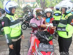 Hari Ibu, Polwan di Sidoarjo Punya Cara Unik Hukum Pelanggar Lalin