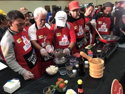 Dear Bapak-bapak, Istri Bakal Senang Lho Kalau Bantu Masak di Rumah