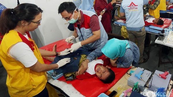 Ekspresi Anak-anak di Sunatan Massal