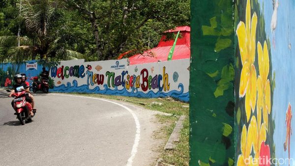Menikmati Indahnya Pantai Natsepa yang Kini Warna-warni