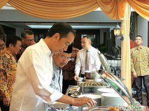 Jokowi Santap Siang dengan JK, Makan Mi Titi Khas Makassar