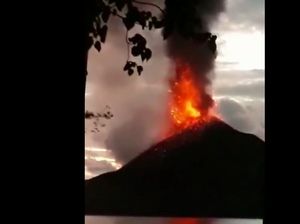 Momen Erupsi Gunung Anak Krakatau Terekam Kamera Momen Erupsi Gunung Anak Krakatau Terekam Kamera