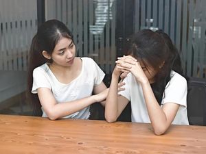 5 Hal yang Harus Dihindari Ketika Orang Terdekatmu Tengah Berduka 5 Hal yang Harus Dihindari Ketika Orang Terdekatmu Tengah Berduka
