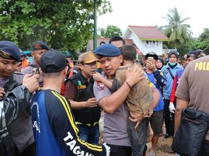 Dramatisnya Evakuasi Ali Bocah Korban Tsunami di Carita Dramatisnya Evakuasi Ali Bocah Korban Tsunami di Carita