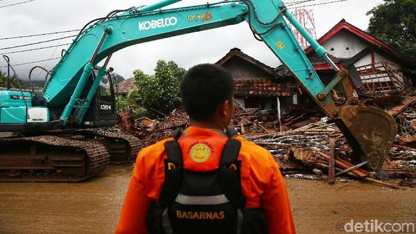 Alat Berat Diturunkan di Lokasi Terdampak Tsunami Anyer