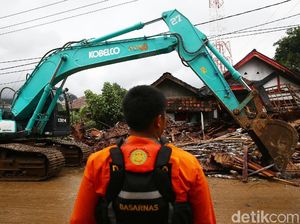 Alat Berat Diturunkan di Lokasi Terdampak Tsunami Anyer
