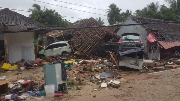 Dahsyatnya Dampak Tsunami Anyer: Rumah Roboh, Mobil Terseret