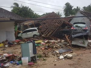 Dahsyatnya Dampak Tsunami Anyer: Rumah Roboh, Mobil Terseret