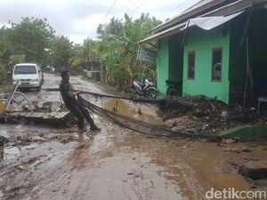 Puing-puing yang Tutup Jalan Serang-Pandeglang Dibersihkan