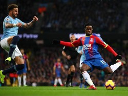 Enam menit berselang, Palace membalas lewat aksi Jeffrey Schlupp (kiri). Ia mengubah skor menjadi 1-1. (Foto: Clive Brunskill/Getty Images)