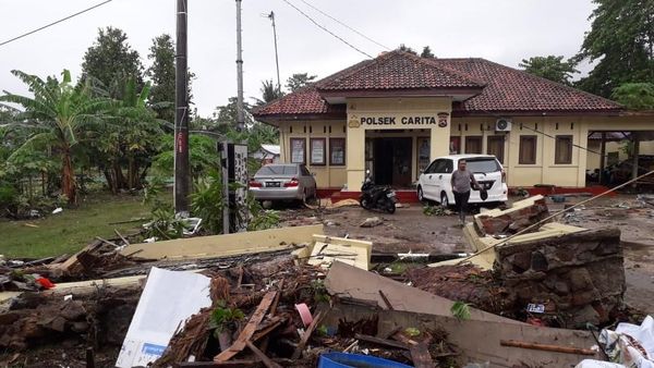 Foto: Tsunami di Anyer, Polsek Carita Juga Alami Kerusakan