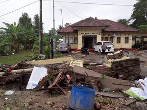 Foto: Tsunami di Anyer, Polsek Carita Juga Alami Kerusakan