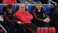 Solskjaer terlihat sangat relaks di teknikal technical area. Dia memantau permainan MU sambil menyilangkan kakinya. (Foto: Stu Forster/Getty Images)