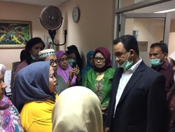 Anies Temui Korban Tsunami Banten di RSUD Tarakan