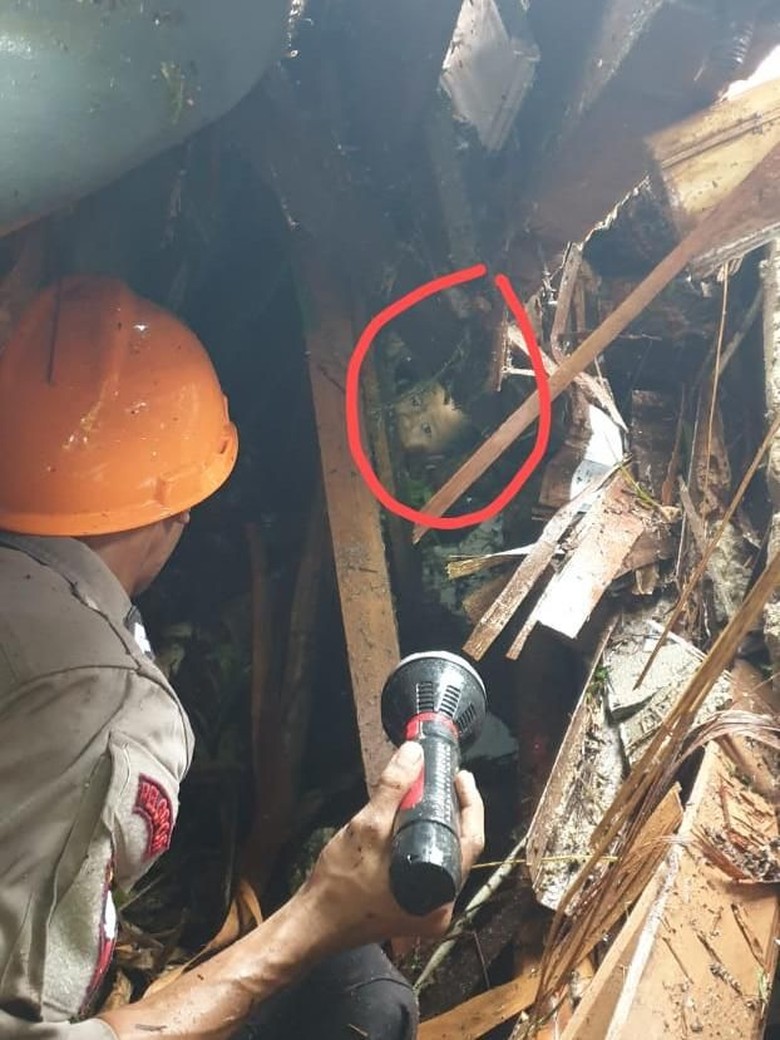 Bocah Laki-laki Korban Tsunami Diselamatkan dari Reruntuhan di Carita