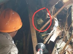 Bocah Laki-laki Korban Tsunami Diselamatkan dari Reruntuhan di Carita