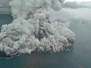 Terkendala Cuaca, Tim PVMBG Belum Dekati Gunung Anak Krakatau Terkendala Cuaca, Tim PVMBG Belum Dekati Gunung Anak Krakatau