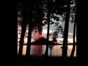 Geliat Gunung Anak Krakatau Sebelum Tsunami Menerjang Geliat Gunung Anak Krakatau Sebelum Tsunami Menerjang