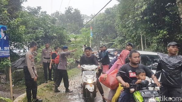 Potret Warga Carita Ramai-ramai ke Bukit karena Ada Sirine Meraung