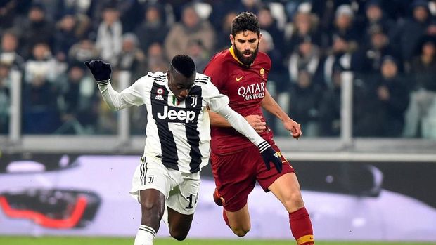 Blaise Matuidi berebut bola dengan Federico Fazio.