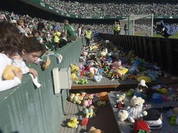 Tiru Real Betis, Laga Persebaya dan PS TIRA Persikabo Suguhkan Hujan Boneka