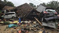Puluhan penginapan di Banten rata dengan tanah akibat tsunami Selat Sunda.