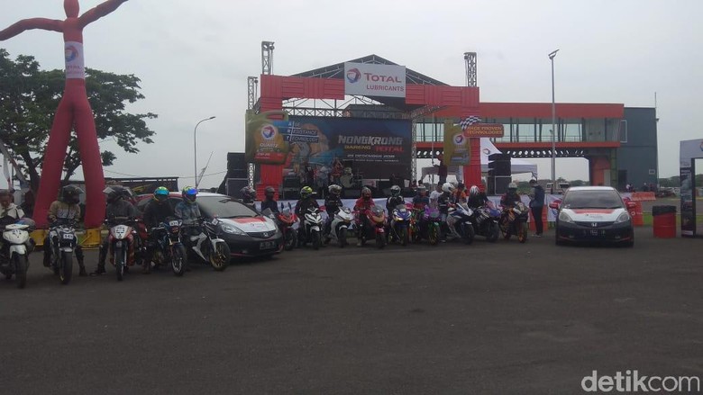 Komunitas Motor Surabaya Belajar Aman Berkendara. Foto: Deny Prastyo Utomo