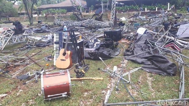 Reruntuhan panggung Seventeen pasca diterjang tsunami