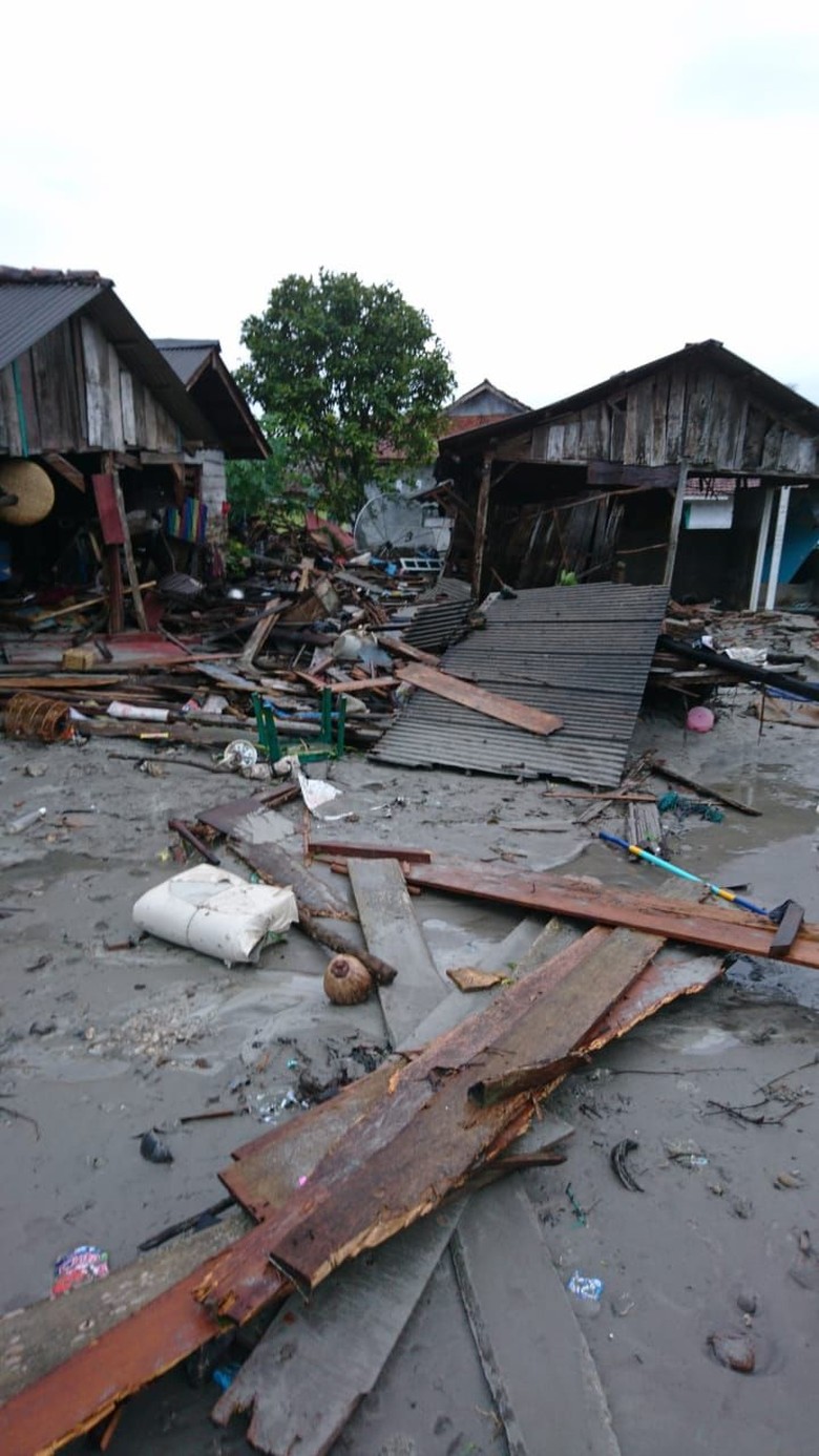 Korban Meninggal Akibat Tsunami Lampung Jadi 44 Orang Korban Meninggal Akibat Tsunami Lampung Jadi 44 Orang