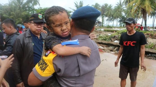 Detik-detik Bocah Korban Tsunami Diselamatkan dari Reruntuhan di Carita