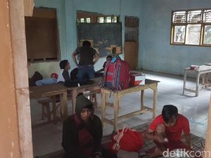 Tsunami Anyer, Wisatawan Mengungsi ke Sekolah dan Masjid