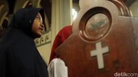 Sejuknya Kunjungan Keagamaan Menyatukan Perbedaan di Katedral