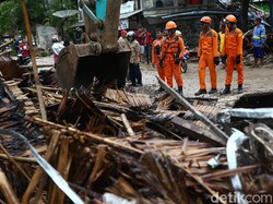 Cuaca Tak Bersahabat Hambat Evakuasi Korban Tsunami