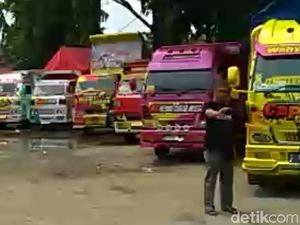 Ratusan Truk Sesaki Stadion Surajaya Lamongan