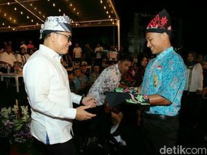 Hari Jadi, Bupati Banyuwangi Dihadiahi Syal Batik Karya Anak Difabel