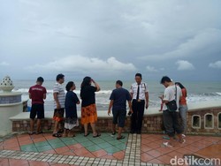 Pascatsunami, Wisatawan Tetap Bersantai di Pantai Anyer